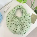 Vista detallada del bolso de organza verde claro con lunares, volantes y un lazo delicado - Verde
