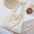 Vista detallada del bordado de lentejuelas y organza de lunares en un bolso blanco - Beige Lunares en Relieve