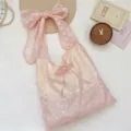 Vista detallada del bolso tote de organza rosa con lunares, lazo y flores de lentejuelas - Rosa Lunares en Relieve