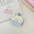 Detalle de funda de auriculares acolchada floral con botón a presión y solapa azul - Azul claro