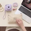 Minimalistische beige etui met rits voor elektronica en make-up op een bureau op kantoor - S / Beige