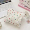 Gedetailleerd zicht op witte organza make-up tas met kleurrijke stippen en franjes - Meerkleurige Stip Jacquard