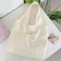 Große cremeweiße Canvas-Tragetasche mit minimalistischem Westendesign - Beige