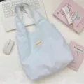 Minimalistischer Canvas-Tote-Bag in Macaron-Hellblau für den täglichen Pendelverkehr - Hellblau