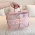 Detailansicht der rosa tragbaren Reisetasche für Kleidungsorganisation im Koffer - M / Rosa