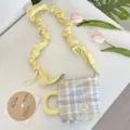 Nahaufnahme einer karierten Umhängetasche in Becherform mit gelbem Rüschengurt - Plaid Wasserbecher Stil (6281745803187) / Khaki