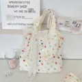 Λεπτομέρεια τσάντας tote με χρωματιστά πουά και λευκό δαντελένιο φιόγκο - Τσάντα Γιλέκο Με Αξεσουάρ Λευκό Λουλούδι