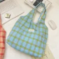 Hellblaue und grüne karierte Stofftasche für Schule und Alltag - Karierte Tragetasche / Blau