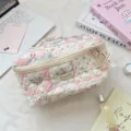 Vista detallada de un lindo neceser acolchado de flores con un bonito estampado de fresas - Patchwork baya