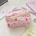 Vista detallada de una bolsa de maquillaje acolchada rosa con lindos patrones de animales - Amigos de Vacaciones