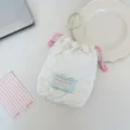 Detalle de bolsa de cordón de corazón acolchada crema con lunares azules y rosa - Lunares Blancos