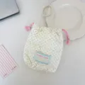 Elegante bolsa acolchada con cordón con motivos de corazones y cordones rosas para maquillaje - Lunares Beige