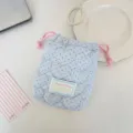 Vista detallada de una bolsa con cordón de corazón acolchada azul claro con lunares - Lunares Azul Claro