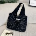Primer plano de un bolso tote de lona negra con un estampado artístico de líneas blancas - Negro (Patrón de Línea de Montaña)