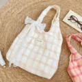 Frische karierte Tragetasche mit großer Spitzenschleife in Beige und Pfirsich - Karierte Tragetasche (Spitzenschleife) / Weiß