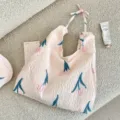 Détail du sac cabas rose clair froissé avec motifs de tulipes et bretelles à nouer - Style Gilet à Nouer