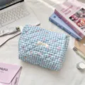 Détail d'une trousse de toilette matelassée à carreaux bleus et blancs avec nœuds roses - Bleu Gingham Noeud