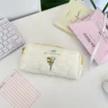 Estuche acolchado blanco crema con flores silvestres bordadas y cremallera amarilla - Bordado de Flor de Llama / 20x7x4,5cm