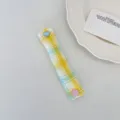 Dettaglio dell'organizzatore di cavi in tessuto a quadri macaron con bottone a cuore - Quadretti Blu Giallo Limone