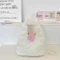 Vue détaillée d'un sac à main matelassé crème avec motif cœur et accessoire étoile rose - Cœur Matelassé à Pois Blanc