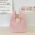 Roze gewatteerde opbergtas met hartjesknop en sterdetails in een schattige scène. - Baby Katoen Lichtroze