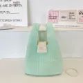 Gedetailleerde close-up van de mintgroene gewatteerde tas met schattig hart en sterren - Baby Katoen Lichtgroen
