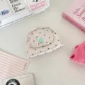 Gedetailleerd bovenaanzicht van een kleine satijnen tas met stippen en een muntgroene knop - Beige Met Rode Stippen (Fluweel Rode Stippen)