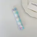 Dettaglio organizer per cavi a quadri macaron con bottone a pressione a cuore blu - Quadretti Blu Viola Taro