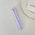 Vista dettagliata del fermacavo in tessuto a righe con un bottone automatico rosa a cuore. - Quadretti Seersucker Rosa Blu