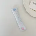 Dettaglio dell'organizzatore cavi floreale con bottone a pressione a cuore - Puntini Floreali Blu