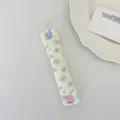 Dettaglio di un organizer per cavi in velluto a coste con bottone a cuore e fiori - Velluto a Coste Blu Fior di Pesco