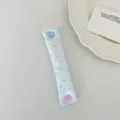 Dettaglio di un ferma cavo in tessuto azzurro con stelle e bottone a pressione a cuore - Piccola Stella Blu