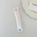 Vista dettagliata dell'organizzatore cavi in tessuto con stelle e bottone a pressione a cuore - Piccola Stella Rosa