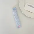 Dettaglio dell'organizzatore per cavi a pois blu con simpatico bottone a scatto a cuore - Pois Blu Chiaro