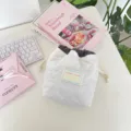 Vista detallada de bolsa de cosméticos blanca acolchada con corazones y cordón - Blanco
