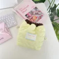 Bolsa amarilla acolchada de corazones con cordón para cosméticos y lápices labiales. - Amarillo