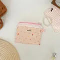 Detaillierte Ansicht einer rosa floralen Aufbewahrungstasche mit Spitze für Kleinteile - Rosa Buntes Blumenmuster