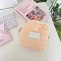 Vista detallada de la bolsa de almacenamiento acolchada con corazones y cordón rosa - Naranja