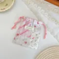 Nahaufnahme des rosa karierten Patchwork-Kordelzugsacks, ideal Schmuck- und Kosmetikaufbewahrung. - Rosa