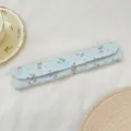 Detalle de bolsa para cubiertos con estampado floral, estuche de tela portátil con botón. - Patchwork de Cuadros Florales (64162) / Azul