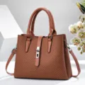 Élégant sac à main marron avec fermoir chic et texture raffinée pour votre usage quotidien. - Jaune Terre