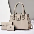Set di borse da donna beige nel dettaglio, con grande borsa a mano, portafoglio e pochette. - Khaki chiaro