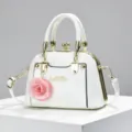 Borsa a tracolla shell in pelle verniciata bianca, ciondolo floreale, elegante borsa. - Bianco avorio