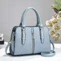Borsa a mano da donna azzurra capiente con motivo a rombi goffrati e tracolla regolabile - Blu