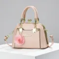 Borsa a mano rosa lucida a cupola con accessori dorati e ciondolo a fiore chic per donne. - Kaki