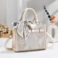 Beigefarbene Handtasche mit Schmetterlingsstickerei und Seidenschal, elegante Umhängetasche. - Gebrochenes Weiß