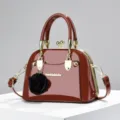 Borsa a tracolla in vernice lucida, elegante borsa rossa con hardware dorato e fiore nero. - Marrone