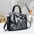 Schwarze Schmetterlingsdruck Tasche mit Seidenschal, elegante Umhängetasche für Damen. - Schwarz