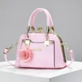 Borsa a mano rosa in pelle verniciata con ciondolo a rosa, elegante borsa a tracolla. - Rosa