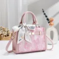 Rosa PU-Leder Handtasche Variante mit Schmetterlingsmuster, edlem Tuch und goldener Hardware. - Rosa